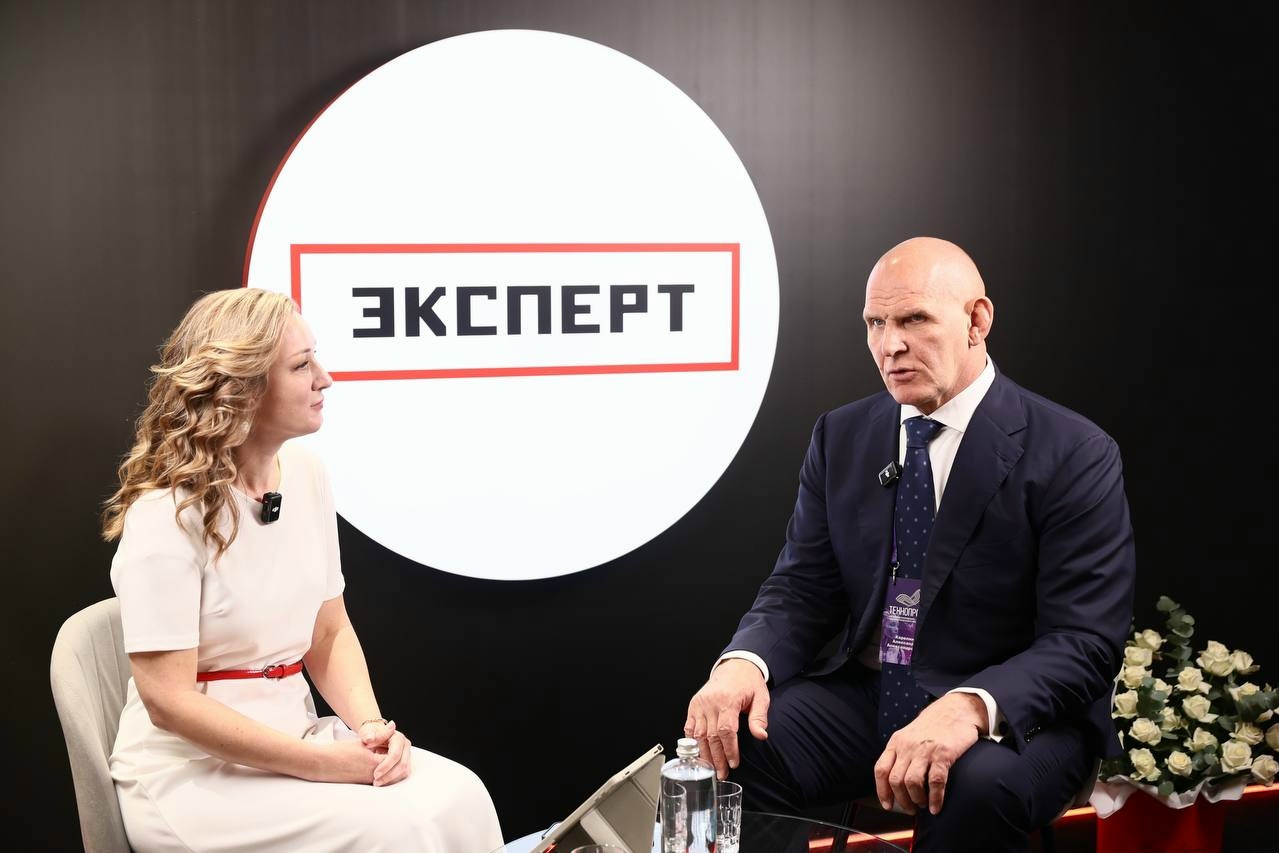 Александр Карелин на «Технопроме-2026»: о кадрах для «СКИФа», студенческих семьях и новой стеле в аэропорту