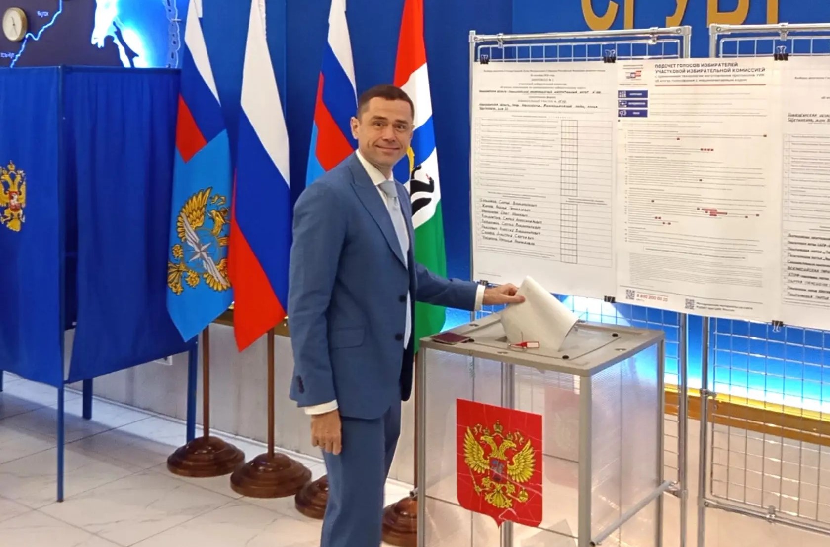 Депутат Аксененко вместе с женой проголосовал на выборах